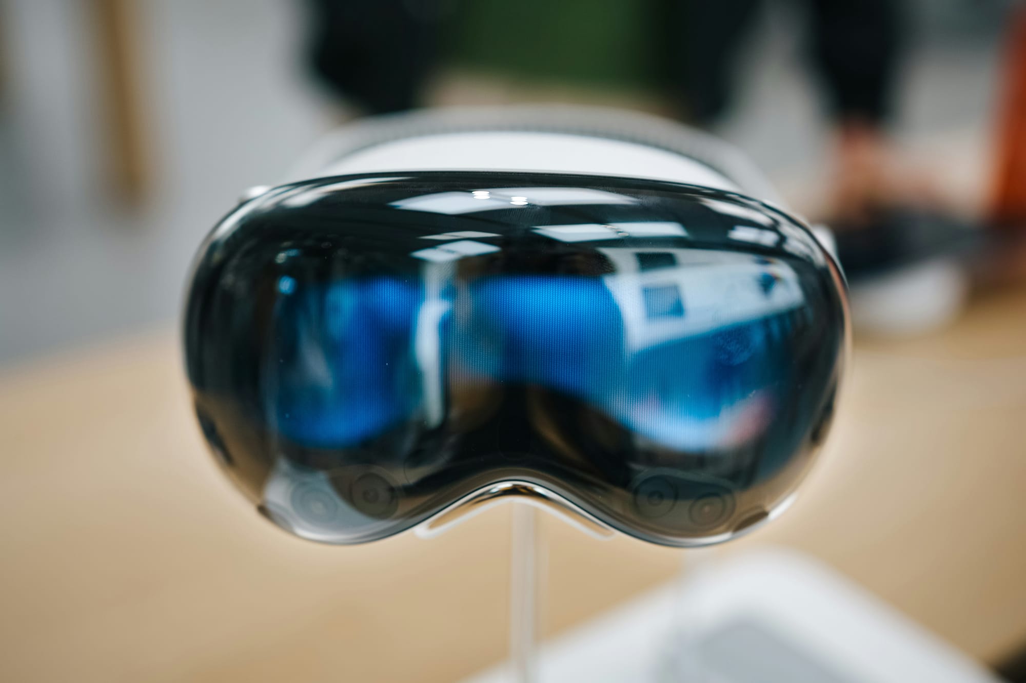 Apple's Privacy-First AI Strategy Balances On-Device Processing with Cloud Intelligence